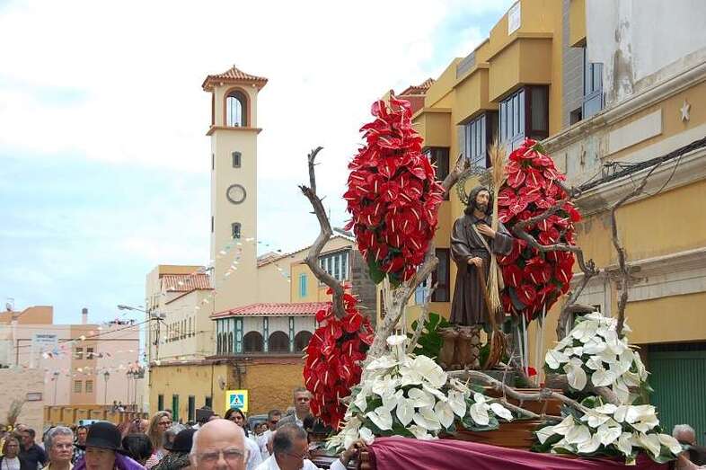 Archivo. Procesión de San Isidro por las calles de La Pardilla (Foto TA)